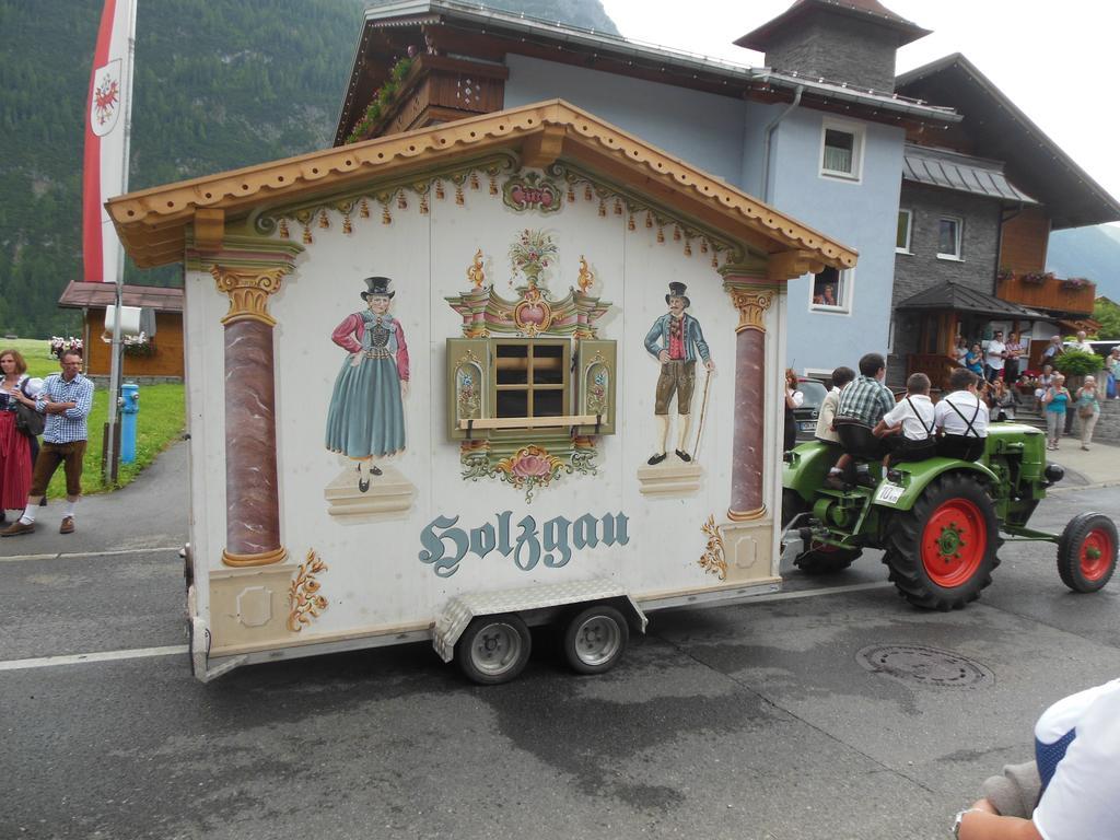 Pension Alpenperle Holzgau Exterior photo