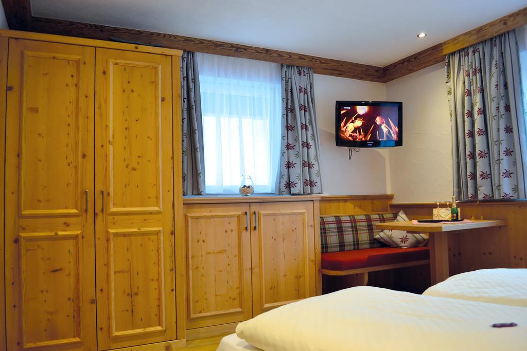 Pension Alpenperle Holzgau Exterior photo