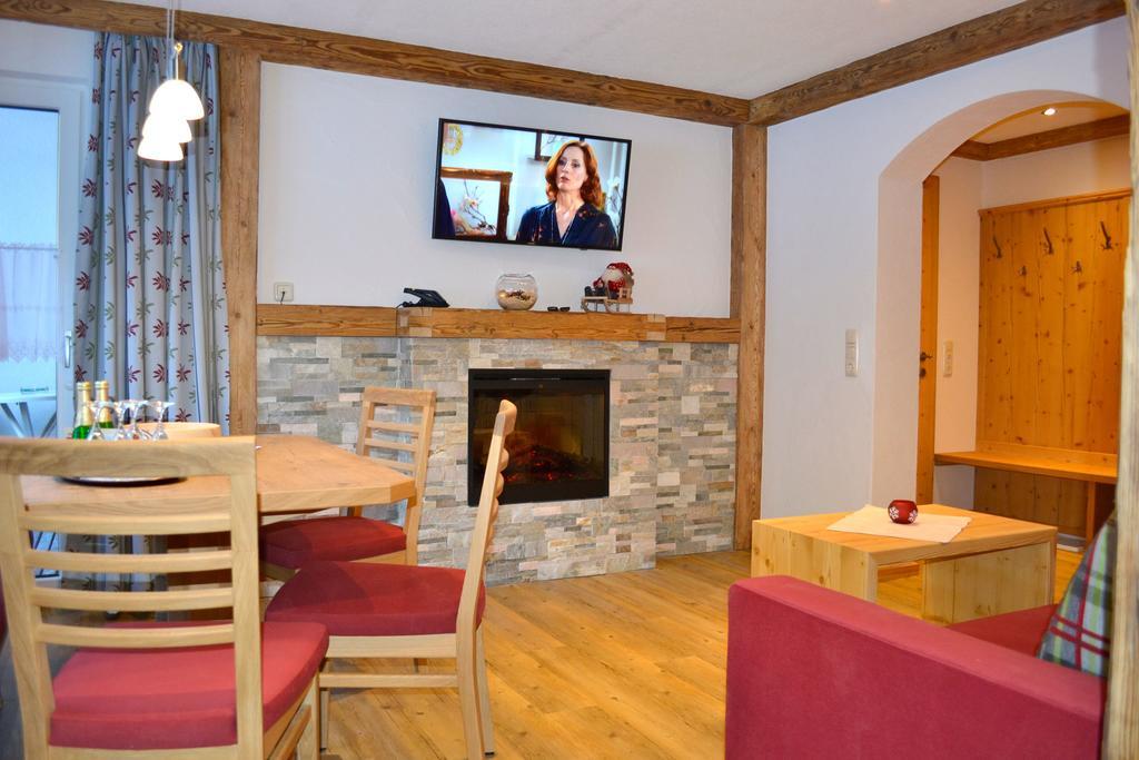 Pension Alpenperle Holzgau Exterior photo