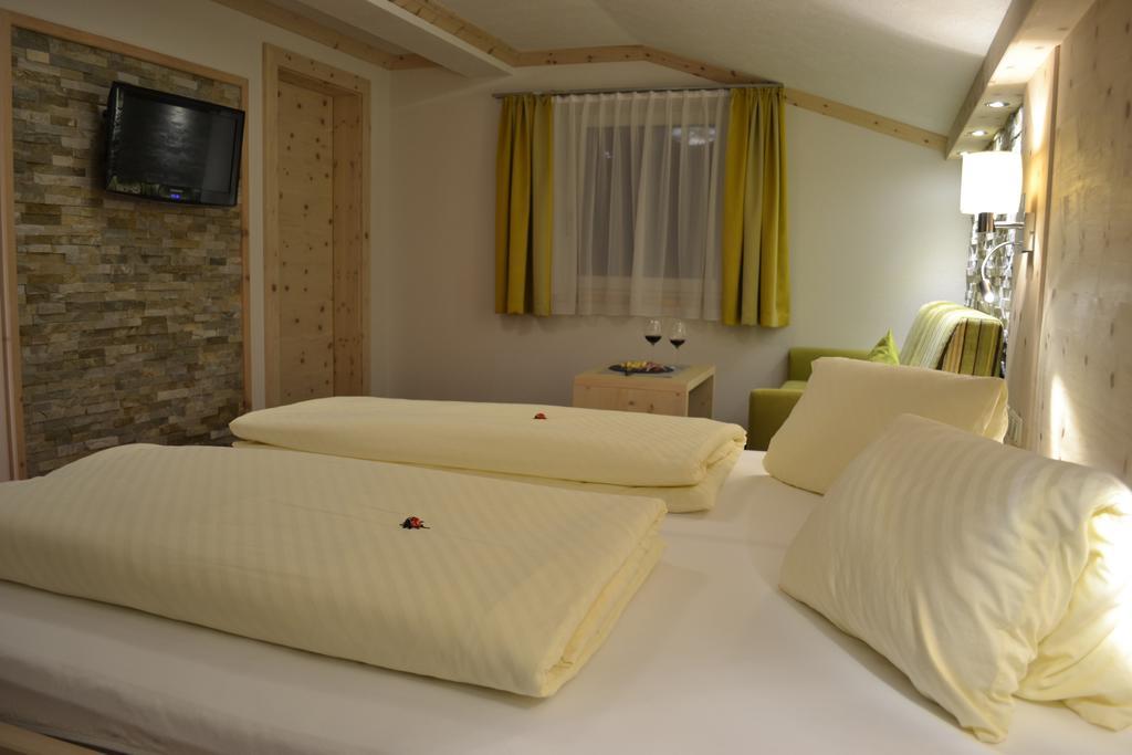 Pension Alpenperle Holzgau Exterior photo