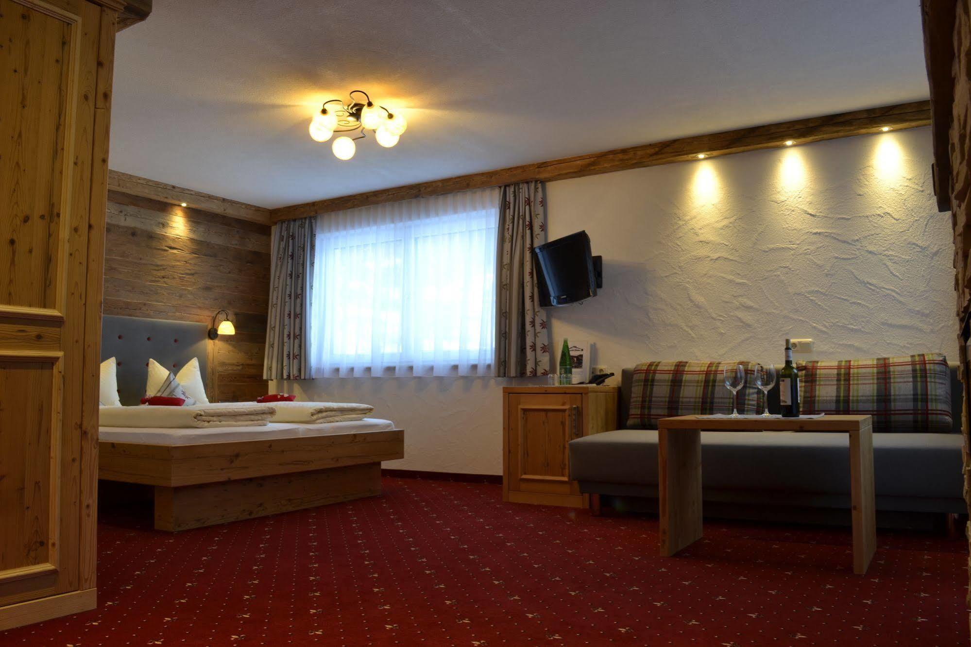 Pension Alpenperle Holzgau Exterior photo