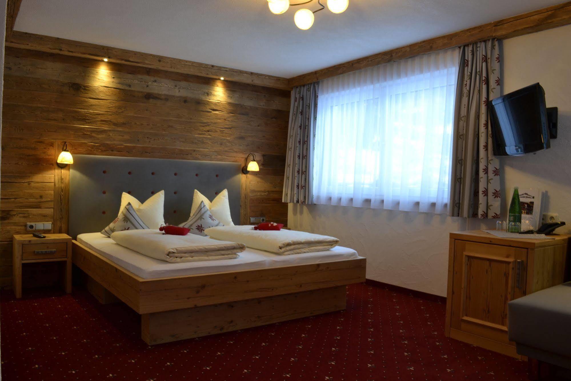 Pension Alpenperle Holzgau Exterior photo